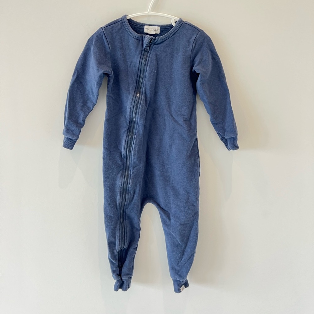 ⭐️ 2/$20 ⭐️ Miles the label zippered romper. 18m